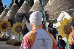 Milano Cortina, la Fiamma chiude il 2025 con il viaggio verso Bari: in Largo Giannella il gran finale VIDEO