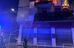 Brindisi, fuochi d'artificio mandano in fiamme fioriere in viale Aldo Moro: l'intervento dei vigili del fuoco