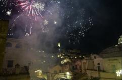 Matera accoglie il 2026 in festa: piazza Vittorio Veneto gremita per il concerto di Coez. E i fuochi illuminano i Sassi