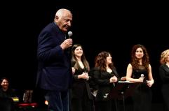 Capodanno solidale al Petruzzelli: Mogol incanta Bari e raccoglie fondi per l&rsquo;Unicef