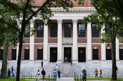 Quando il maschio bianco &egrave; escluso dai concorsi di Harvard per... &laquo;woke&raquo;