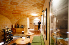 Mottola, a Casa Isabella un luogo magico per gli amanti della buona tavola: riapre la cantina amata dal Duca