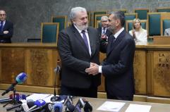 Regione, Antonio Decaro proclamato presidente: applausi e stretta di mano con Emiliano