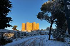 Andria, Castel Del Monte si risveglia sotto la neve. E nel Gargano scuole chiuse