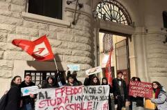 Bari, scuole al freddo e termosifoni rotti: scatta il presidio degli studenti davanti alla sede della Citt&agrave; metropolitana