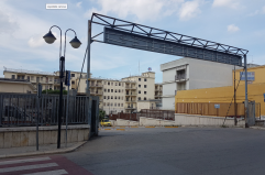 Canosa, si incatena davanti all'ex ospedale: &laquo;Non eliminare assistenza notturna&raquo;. E chiede di incontrare Decaro