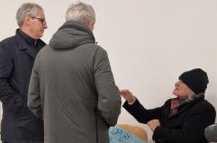 Canosa, si incatena davanti all'ex ospedale: &laquo;Non eliminare assistenza notturna&raquo;. E chiede di incontrare Decaro