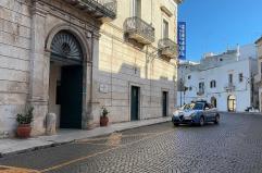 Ostuni, vanno ad arrestarlo perch&eacute; ha evaso i domiciliari e in casa trovano anche la droga: in carcere 30enne