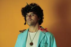 Nuotare per ritrovarsi tra comunit&agrave; e radici: l'esordio di De.Stradis &egrave; &laquo;Appartengo al mare&raquo;