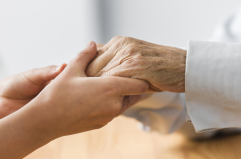 Col ddl c&rsquo;&egrave; il riconoscimento dei &laquo;caregiver&raquo;: fino a 400 euro mensili con Isee inferiore a 3mila euro