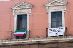 Bari, il sindaco espone la bandiera iraniana a Palazzo di Citt&agrave;: &laquo;Vicini a un popolo che lotta&raquo;