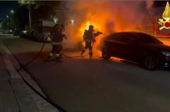 Brindisi, doppio rogo di auto nella notte: intervento dei vigili del fuoco