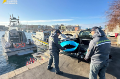 Gallipoli, la Guardia di Finanza sequestra 400 ricci di mare e pescato illegale alla spiaggia della Purit&agrave;