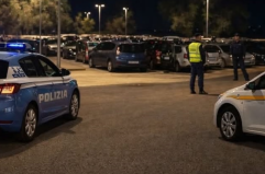 Brindisi, baby vandali lanciano piccoli sassi contro l'autista: bloccati sul bus e identificati