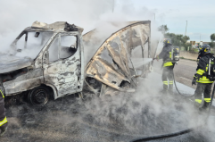 Modugno, nella zona industriale in fiamme un furgone che trasporta posta FOTO