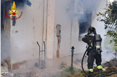 Tuturano, crolla il solario dopo un incendio in un'abitazione: si cerca una persona