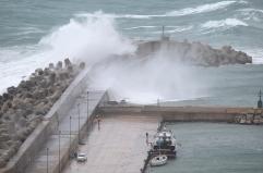 Il ciclone Harry sfiora la Puglia: violenta mareggiata a Santa Maria di Leuca, allerta gialla in tutta la regione