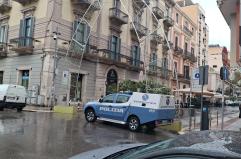 Bari, continua l'incubo spaccate in centro: colpito il barber shop di via Argiro