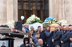 Acquaviva delle Fonti piange Gianvito e Denise: l&rsquo;ultimo saluto ai fidanzatini morti nell&rsquo;incidente sulla SP83