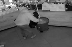 Bari, &egrave; escalation di spaccate in centro: al Mastrociccio sradicata e trascinata in strada la cassa, danni da migliaia di euro