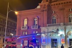 Piccolo calcinaccio cade dalla facciata del teatro Petruzzelli a Bari: nessun danno