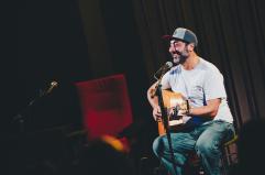 Ironia, dolore e introspezione: Luca Carocci porta a Taranto &laquo;Gesucristo forse &egrave; morto di freddo&raquo;