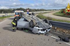 Mesagne, incidente su rampa di raccordo della SS7: auto contro guardrail e si ribalta