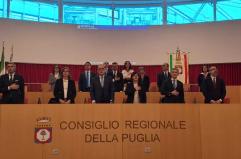 Regione Puglia, al via il primo Consiglio. L'abbraccio tra Decaro e Lobuono, il giuramento LA DIRETTA