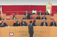 Regione Puglia, al via il primo Consiglio. L'abbraccio tra Decaro e Lobuono, il giuramento LA DIRETTA