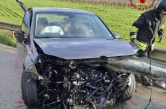 Fasano, scena da film sulla provinciale: macchina trafitta dal guard rail, illeso il conducente