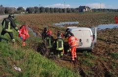 Mesagne, auto esce fuori strada sulla provinciale: un uomo estratto vivo dalle lamiere