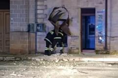 Boato nella notte a Erchie: &laquo;banda della marmotta&raquo; fa esplodere bancomat in via Roma, danni alla struttura