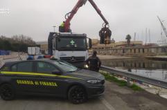 Bari, rimosse otto barche e reti abusive abbandonate nel porto VIDEO