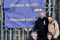 Giornata dei calzini spaiati, striscione sul Palazzo della Citt&agrave; Metropolitana di Bari