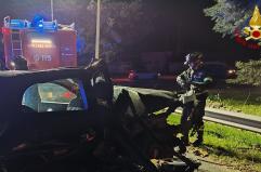Tragedia nella notte: auto finisce contro un albero sulla Mola di Bari-Rutigliano, morta una ragazza. Tre in codice rosso
