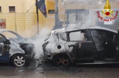 Incendio a Gallipoli: fiamme distruggono due auto, intervento dei Vigili del Fuoco