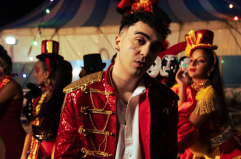 Il salentino Welo firma &laquo;Emigrato (Italiano)&raquo;, jingle ufficiale di Sanremo 2026: virale l'esibizione a Lecce davanti a Santa Croce