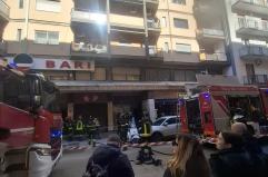 Bari, paura in via Carulli: frigorifero prende fuoco al secondo piano, palazzo evacuato VIDEO