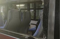 Lanciano sassi contro due autobus a Brindisi: vetrate dei mezzi in frantumi