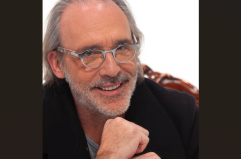 &laquo;Il talento di essere tutti e nessuno&raquo;: Luca Ward, voce epica del doppiaggio italiano, a teatro tra aneddoti, esercizi vocali e racconti di vita