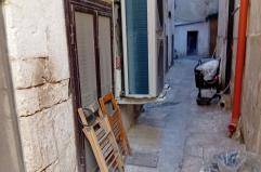 Boiler ad altezza d'uomo, rifiuti e degrado nei vicoli di Bari Vecchia: &laquo;Dopo 9 mesi aspetto ancora una risposta&raquo;