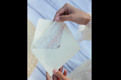 Lettera d&rsquo;amore smarrita: &laquo;Sei bella bellissima quando sorridi. Io lo so. E sono felice&raquo;