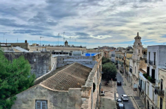 Trani, il bellissimo centro storico con vista sui palazzi all&rsquo;amianto