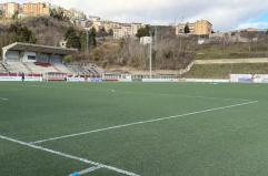 Avigliano, smaltire il manto sintetico da gioco costa troppo: il sindaco lo regala a pezzi per risparmiare 200mila euro