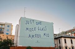 &laquo;Just one glass, amore mio&raquo;: a Bari spunta un nuovo artwall in viale Unit&agrave; d'Italia