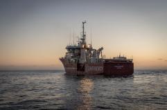 Luned&igrave; a Bari sbarca la nave di Emergency con 14 migranti a bordo