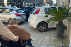 GAZZETTA TV Bari, una passeggiata tra strade rotte e scivoli occupati: il Libert&agrave; non &egrave; un quartiere per disabili