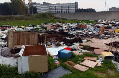 Bari, al San Paolo la discarica all&rsquo;ombra dell&rsquo;ospedale: prima l'abbandono di rifiuti, poi il rogo