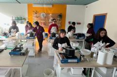 Otto fornelli per l&rsquo;autonomia: a Bari la cucina diventa scuola di indipendenza