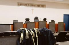 Taranto, coltelli e pistola per terrorizzare moglie e figlia: condannato 43enne